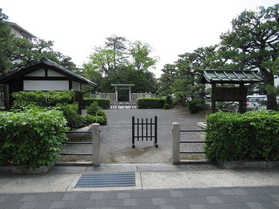 Tomb of Emperor Tenno Shirakawa
